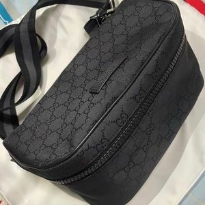 Like NEW Gucci bumbag